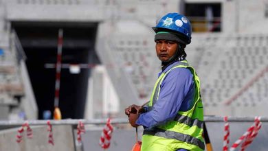 عامل كيني يكشف انتهاكات الحكومة القطرية في مواقع العمل