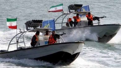 قوارب إيرانية تعترض سفينة أميركية في مضيق هرمز.. لماذا؟
