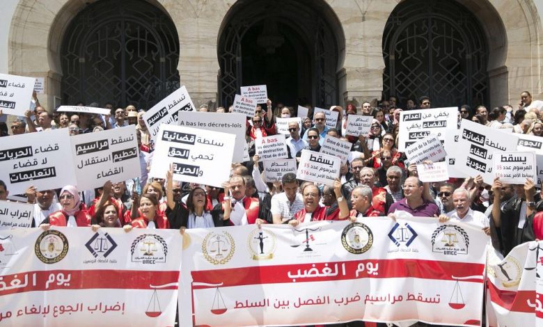 تونس: القضاة يعلقون إضرابهم