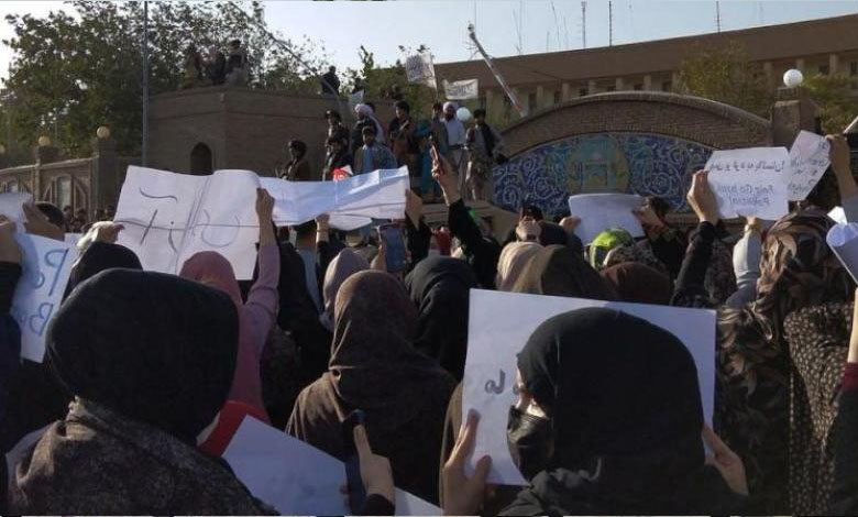 أفغانستان.. فتيات يتظاهرن احتجاجا على إغلاق طالبان مدارسهن