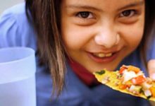 5 حيل لإنهاء عادات الأكل المزعجة لدى الأطفال
