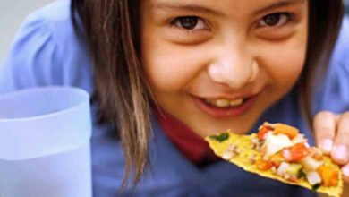 5 حيل لإنهاء عادات الأكل المزعجة لدى الأطفال