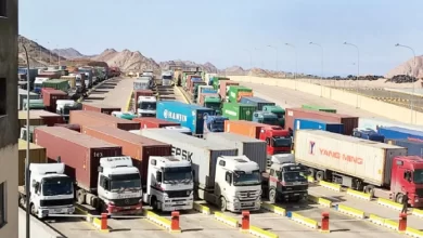 أوضاع مأساوية يعيشها السائقون العالقون في معبر البطحاء 