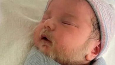 صورة مريبة تقلب التواصل لرضيع بلحية بيضاء