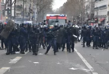 إيران تتهم باريس بقمع المتظاهرين