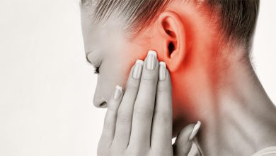 يحدث التهاب الأذن الوسطى عندما تصل الفيروسات أو البكتيريا من تجويف الحلق والأنف إلى الأذن الوسطى.