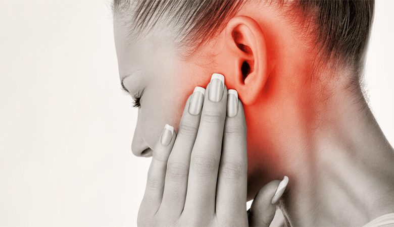 يحدث التهاب الأذن الوسطى عندما تصل الفيروسات أو البكتيريا من تجويف الحلق والأنف إلى الأذن الوسطى.