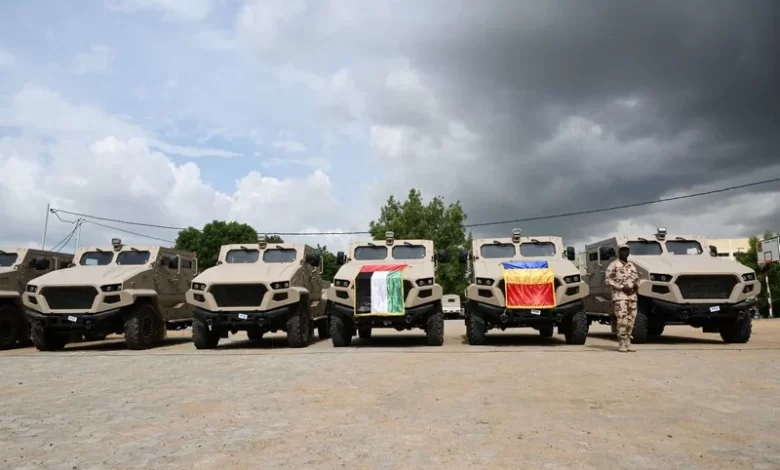 الإمارات تقدم معدات عسكرية إلى تشاد: تعزيز التعاون الدفاعي بين البلدين