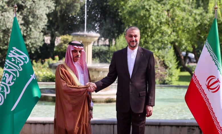 تأثير زيارة وزير الخارجية الإيراني إلى السعودية: دلالات ونتائج