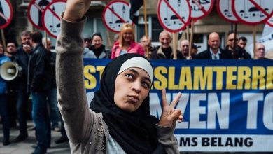فرنسا تتجاهل أزمات المهاجرين والأطفال وتركز على الزيّ الإسلاميّ
