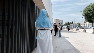 فرنسا تثير الجدل بين العرب بعد رفض دخول مئات الفتيات للمدارس بسبب العباءة