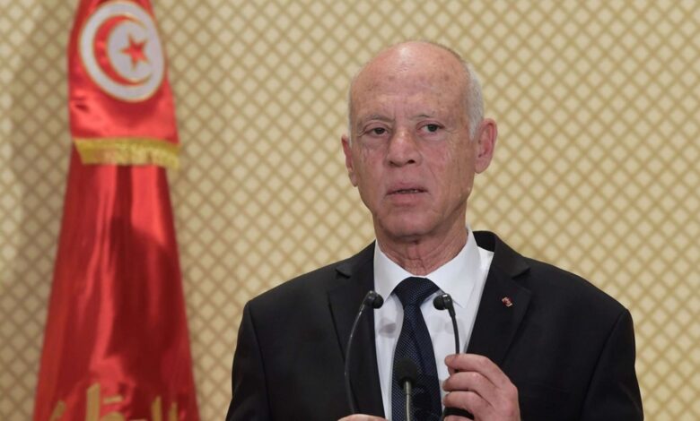 رئيس حكومة تونس يفتح دفاتر «العشرية السوداء»