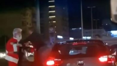"بابا نويل" يفقد أعصابه ويضرب مواطنا (فيديو)