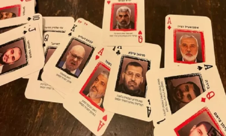 حقيقة أوراق لعب بصور قادة حماس بيد الجنود الإسرائيليين