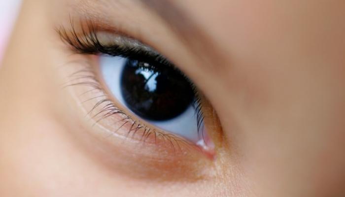 فحص العين قد يكشف إصابة الطفل بالتوحد