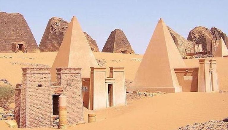أزمة السودان تصل «مدينة الأهرامات»