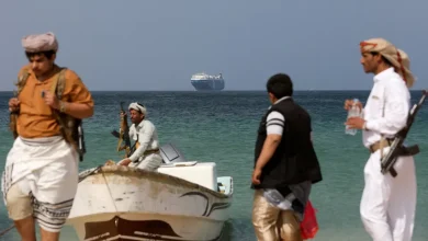 كيف ساعدت إيران وحزب الله الحوثيين على استهداف الملاحة بالبحر الأحمر؟
