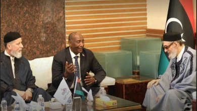 قائد الجيش السوداني يلتقي الصادق الغرياني مفتي ليبيا الذي يحلل جرائم الإرهاب ويحرم الحج