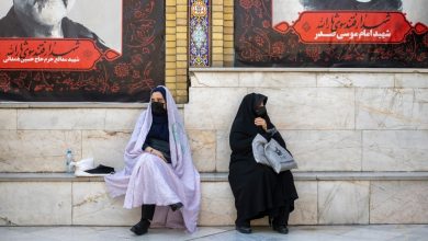 قالت منظمة العفو الدولية، عشية اليوم العالمي للمرأة، إن السلطات الإيرانية تشن حملة واسعة النطاق لفرض قوانين الحجاب الإلزامي القمعية، من خلال مراقبة واسعة النطاق للنساء والفتيات في الأماكن العامة، وعمليات تفتيش جماعية للشرطة تستهدف السائقات. 