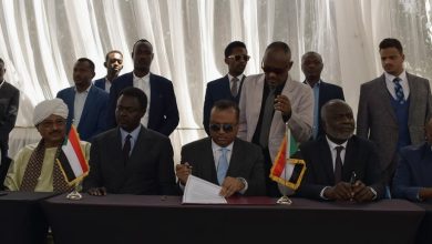 55 كتلة سودانية مساندة للجيش توقع وثيقة لمرحلة انتقالية.. ما علاقة الإخوان؟