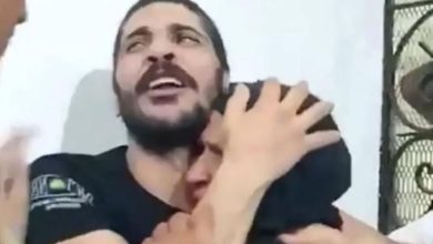 مصرية تحتضن قاتل ابنها داخل المحكمة