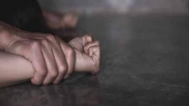 والد يعتدي على ابنه في مصر: تأديب يتحول إلى مأساة (صورة)