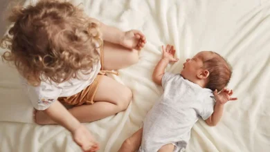 كيف تتعامل مع غيرة الطفل من شقيقه حديث الولادة؟ نصائح عملية