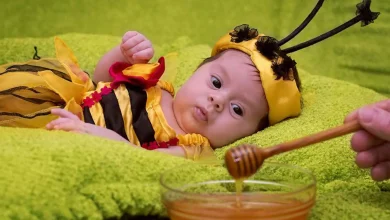 العسل والرضع: لماذا يُشكل خطراً على صحة الأطفال؟