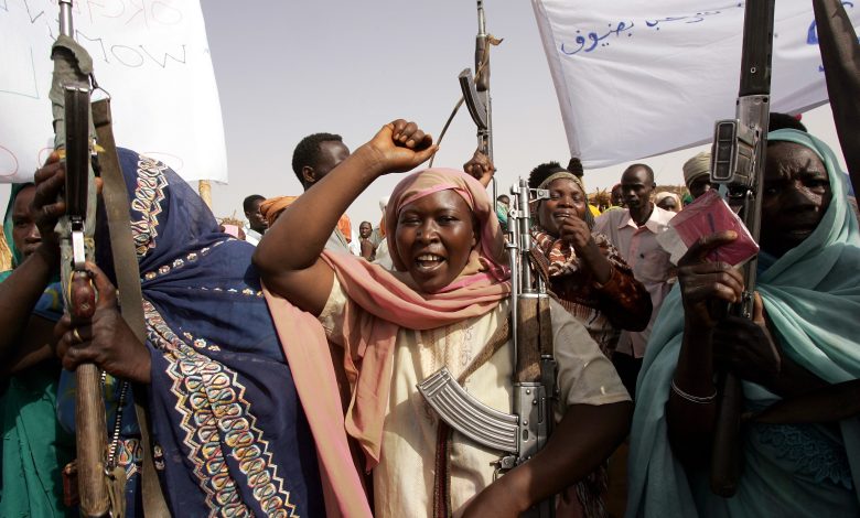 النساء السودانيات بين نيران الحرب وانتهاكات الجيش.. مأساة إنسانية بلا حدود