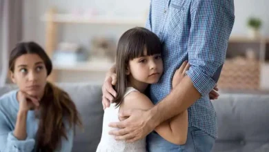 طفلك يرفضك فجأة؟.. إليكِ الأسباب النفسية والعاطفية وراء ذلك