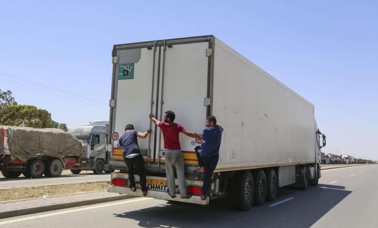 ليبيا تفرج عن تونسيين متهمين بالتهريب لتجنب تصاعد الأزمة