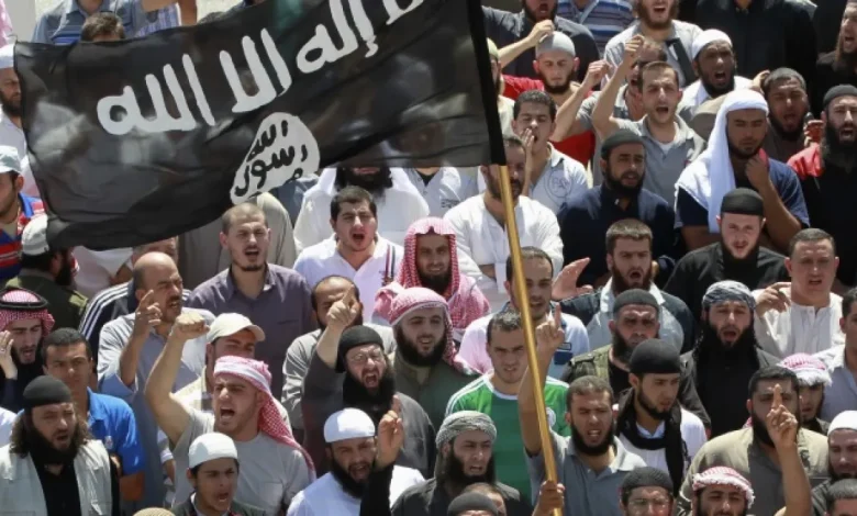 بعد سلسلة من الأزمات.. هل يسقط الإخوان من سدة الحكم في اليمن؟