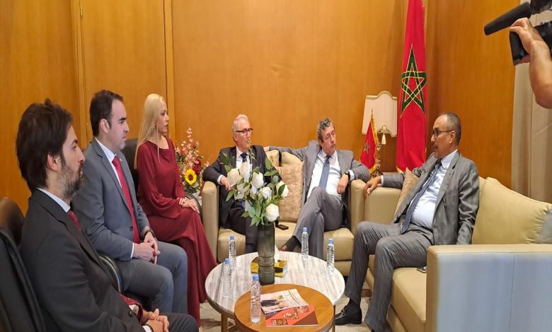 الداخلة المغربية تستقبل وفدا إسبانيًا لبحث آفاق الاستثمار والتنمية