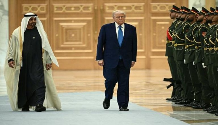أضواء برج خليفة ترحب بترامب في زيارة مثيرة للاهتمام