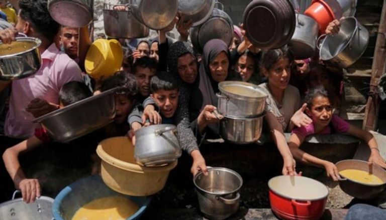 إدخال محدود للمساعدات إلى غزة وسط أزمة إنسانية خانقة