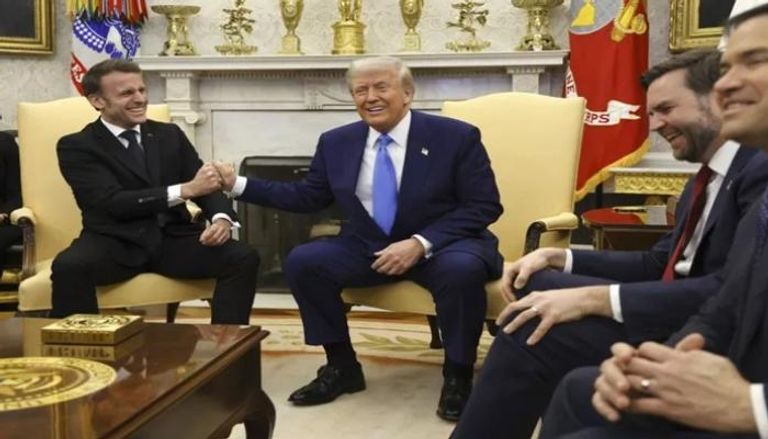 ترامب يسخر من ماكرون بعد الصفعة: لا تنسَ غلق الباب
