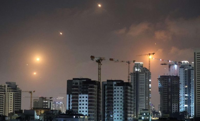 التصعيد يتفاقم.. إيران تطلق عشرات الصواريخ والمسيرات ردًا على الهجوم الإسرائيلي