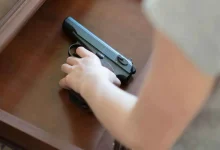 حادث مأساوي في غفلة.. طفل يقتل شابًا بالخطأ أثناء نومه