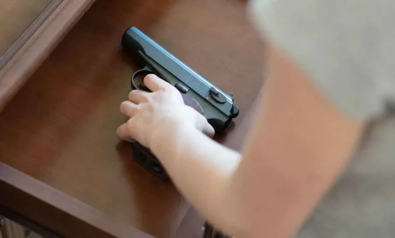 حادث مأساوي في غفلة.. طفل يقتل شابًا بالخطأ أثناء نومه