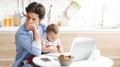 حين يصاب الأب بالاكتئاب بعد الولادة.. كيف يتأثر الرضيع؟