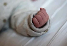 مأساة في الحر.. أب ينسى رضيعه في السيارة لساعات حتى الوفاة
