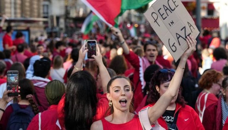 تظاهرة لافتة في باريس.. سلسلة بشرية احتجاجية ضد الحرب على غزة