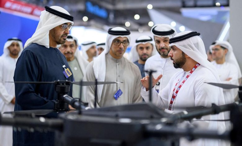  يُدرك المتابع للشأن الاماراتي أن مسيرة النجاح التي بدأت مع الأب المؤسس الراحل الشيخ زايد واستمرت مع الخَلف، لم تأت من فراغ وأنها ثمرة رؤية قيادية طموحة واستراتيجيات واثقة بعيدة المدى ركزت على الداخل وتحولت خلال السنوات القليلة الماضية إلى نموذج ذهب في أهدافه الأوسع من المحلي إلى الدولي وبات محط أنظار العالم كمقاربة وازنة في مقاصدها يمكن البناء عليها تحقيقا للتنمية المستدامة والاستقرار إقليميا ودوليا.