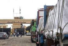 مصر تتحرك برياً لإدخال المساعدات إلى غزة بعد عمليات الإسقاط الجوي