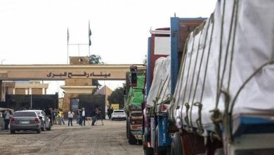 مصر تتحرك برياً لإدخال المساعدات إلى غزة بعد عمليات الإسقاط الجوي