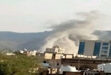 ضربة إسرائيلية نوعية تُطيح برئيس وزراء الحوثيين وعدد من وزرائه