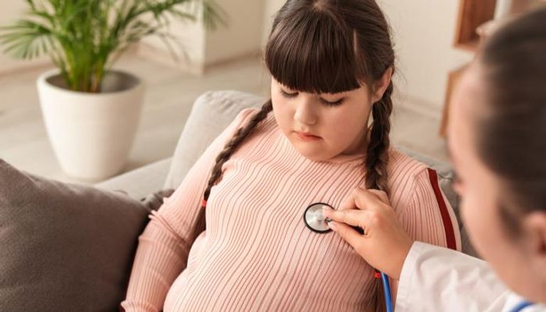 طفلة مصرية تخضع لعملية تكميم.. غضب وتحذيرات من المخاطر الصحية