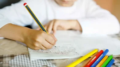 الأطباء يحذرون: حالة "أيدي الدجاج" قد تصيب الأطفال من ضغط الدراسة