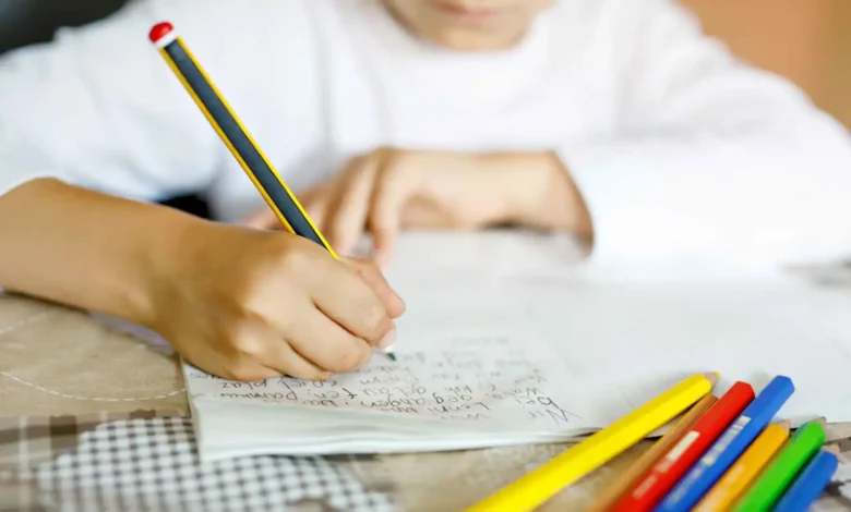 الأطباء يحذرون: حالة "أيدي الدجاج" قد تصيب الأطفال من ضغط الدراسة