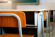 بدل التعليم.. مديرة مدرسة تطلب من تلاميذها تدليك ساقيها (فيديو)